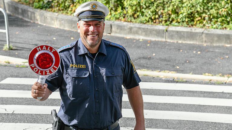 Wolfgang Hartmann ist Verkehrserzieher bei der Polizei und steht am Zebrastreifen der Goetheschule im Frauenland.