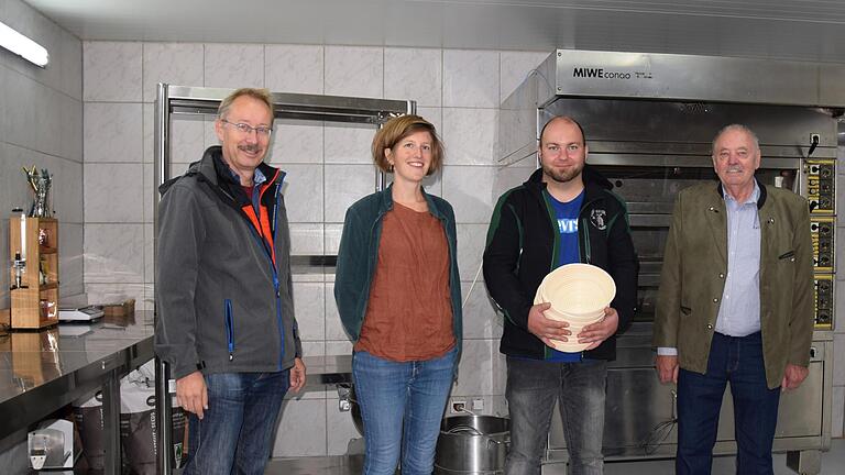 Für die Ausstattung seines neuen Verarbeitungsraumes erhielt Bio-Landwirt Benedikt Karg (Zweiter von rechts) staatliche Förderung. Über sein Vorhaben, hier Brot aus eigenem Getreide zu backen, freuen sich (von links) Johannes Krüger vom ALE, ÖMR-Managerin Anja Scheurich und Poppenhausens zweiter Bürgermeister Manfred Breitenbach. Für die Ausstattung seines neuen Verarbeitungsraumes erhielt Bio-Landwirt Benedikt Karg (Zweiter von rechts) staatliche Förderung. Über sein Vorhaben, hier Brot aus eigenem Getreide zu backen, freuen sich (von links) Johannes Krüger vom ALE, ÖMR-Managerin Anja Scheurich und Poppenhausens zweiter Bürgermeister Manfred Breitenbach.