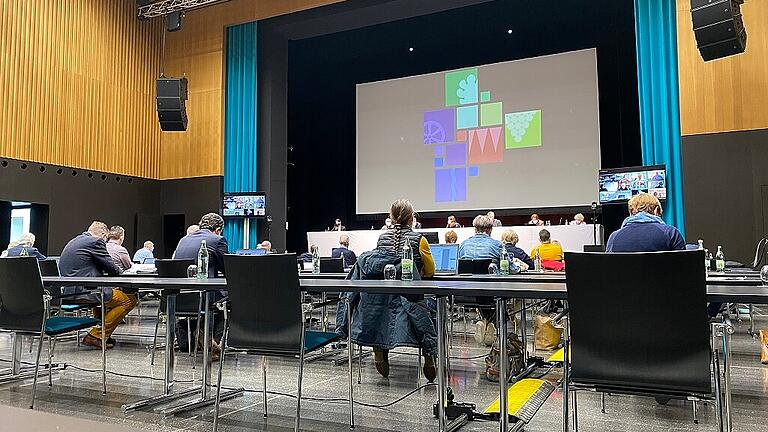 Die Kreistagssitzungen finden seit der Corona-Pandemie in der Lohrer Stadthalle statt. Dort gibt es die Möglichkeit, dass sich die Mitglieder des Kreistages online zuschalten können. Die Kreistagssitzungen finden seit der Corona-Pandemie in der Lohrer Stadthalle statt. Dort gibt es die Möglichkeit, dass sich die Mitglieder des Kreistages online zuschalten können.