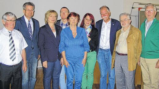 Der neue Vorstand des städtischen Seniorenbeirates: Josef Blenk, der Vertreter des Lohrer Stadtrates im Gremium, Michael Donath, erster stellvertretender Vorsitzender, Beisitzerin Ursula Franz- Marr, Beisitzer Wolf Möhl, Gisela Schröpfer, zweite stellvertretende Vorsitzende, Beisitzerin Susanne Waschinger, Vorsitzender Georg Ludwig Hegel, Beisitzer Heinrich Brand und Beisitzer Ernst Goldbach. Der neue Vorstand des städtischen Seniorenbeirates: Josef Blenk, der Vertreter des Lohrer Stadtrates im Gremium, Michael Donath, erster stellvertretender Vorsitzender, Beisitzerin Ursula Franz- Marr, Beisitzer Wolf Möhl, Gisela Schröpfer, zweite stellvertretende Vorsitzende, Beisitzerin Susanne Waschinger, Vorsitzender Georg Ludwig Hegel, Beisitzer Heinrich Brand und Beisitzer Ernst Goldbach.