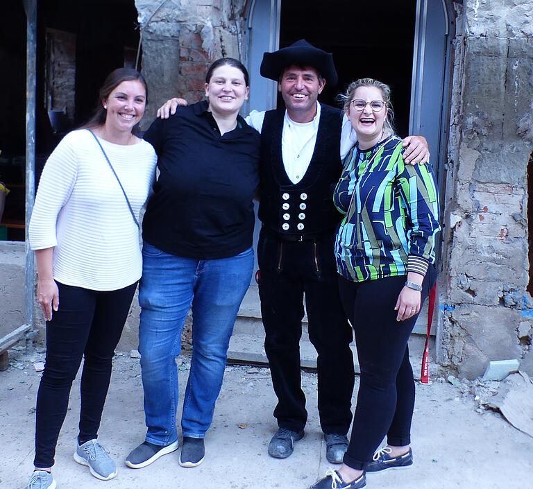 Riesenfreude beim Richtfest: Zimmermeister Volker Pudenz zwischen den Bauherrinnnen Susanne (links) und Fabienne Hahn. Links außen die Architektin Regina Huller. Riesenfreude beim Richtfest: Zimmermeister Volker Pudenz zwischen den Bauherrinnnen Susanne (links) und Fabienne Hahn. Links außen die Architektin Regina Huller.