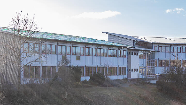 Die Erich-Kästner-Schule am Samstag 19.02.22 in Kitzingen. Der Sturm Zeynep sorgt für Schäden in Mainfranken. In Kitzingen hat der Sturm das Dach der Erich-Kästner-Schule teilweise abgedeckt. Etwa 250 Quadratmeter wurden heruntergerissen. Die großen Teile waren in der näheren Umgebung verstreut und in Bäumen hängengeblieben.