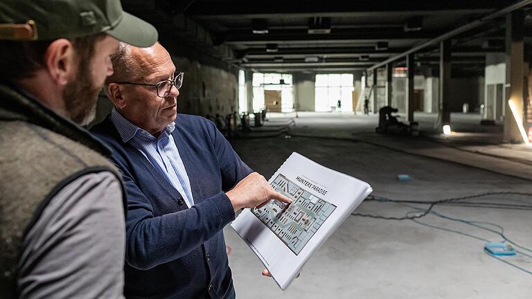 Albert Hupp, Leiter strategische Bauprojekte bei Frankonia in Rottendorf, zeigt Medienvertretern die Baustelle im Ostweg. Im Hintergrund der künftige Haupteingang, was die Dimensionen des neuen Verkaufsraumes verdeutlicht. Albert Hupp, Leiter strategische Bauprojekte bei Frankonia in Rottendorf, zeigt Medienvertretern die Baustelle im Ostweg. Im Hintergrund der künftige Haupteingang, was die Dimensionen des neuen Verkaufsraumes verdeutlicht.