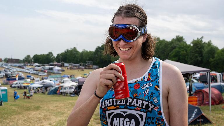 Moritz Popp sticht sofort ins Auge. Während andere Sonnenbrille tragen, hat er sich eine Skibrille aufgesetzt. Moritz Popp sticht sofort ins Auge. Während andere Sonnenbrille tragen, hat er sich eine Skibrille aufgesetzt.