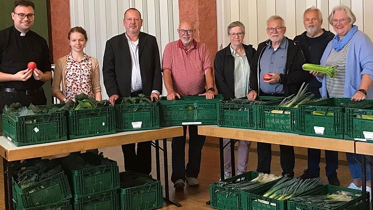 Unser Bild zeigt Pfarrer Nicolas Kehler, Anna Maude von der Caritas, Pfarrer Thilo Koch, Stadtrat Uwe G. Hartmann, Hanne und Manfred Freitag sowie Paul und Astrid Glos.