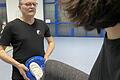 Tritt-Training: Mit Schaumstoff-Pads übt Alois Martha mit den Mädchen und Frauen Techniken ein, wie diese sich im Ernstfall wehren können.&nbsp;
