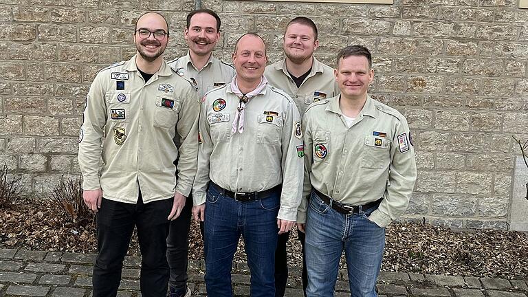 Bestätigter Vorstand der Vereinigung Schwarzacher Pfadfinder (von links): Daniel Utz (Kassier), Andreas Ruhsert, Jochen Plietz (beide Beisitzer), Daniel Rohmfeld (erster Vorsitzender) und Philipp Eckl (zweiter Vorsitzender). Bestätigter Vorstand der Vereinigung Schwarzacher Pfadfinder (von links): Daniel Utz (Kassier), Andreas Ruhsert, Jochen Plietz (beide Beisitzer), Daniel Rohmfeld (erster Vorsitzender) und Philipp Eckl (zweiter Vorsitzender).