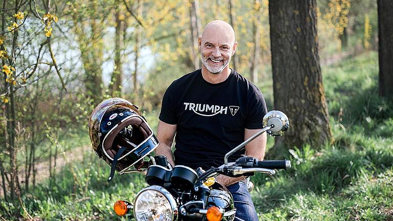 Schauspieler und Motorrad-Fan Simon Licht unterstützt den „1.Fellows Ride” zugunsten der Depressionshilfe und Suizidprävention in Würzburg. Er war selbst erkrankt und sieht sich heute geheilt. Schauspieler und Motorrad-Fan Simon Licht unterstützt den „1.Fellows Ride” zugunsten der Depressionshilfe und Suizidprävention in Würzburg. Er war selbst erkrankt und sieht sich heute geheilt.