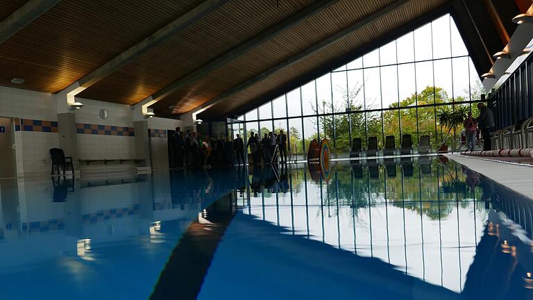 Aus dieser Perspektive sieht das niemand: Das Hofheimer Hallenbad ist dringend sanierungsbedürftig. Doch wer sich in den Keller begibt, wird eines Besseren belehrt. Aus dieser Perspektive sieht das niemand: Das Hofheimer Hallenbad ist dringend sanierungsbedürftig. Doch wer sich in den Keller begibt, wird eines Besseren belehrt.