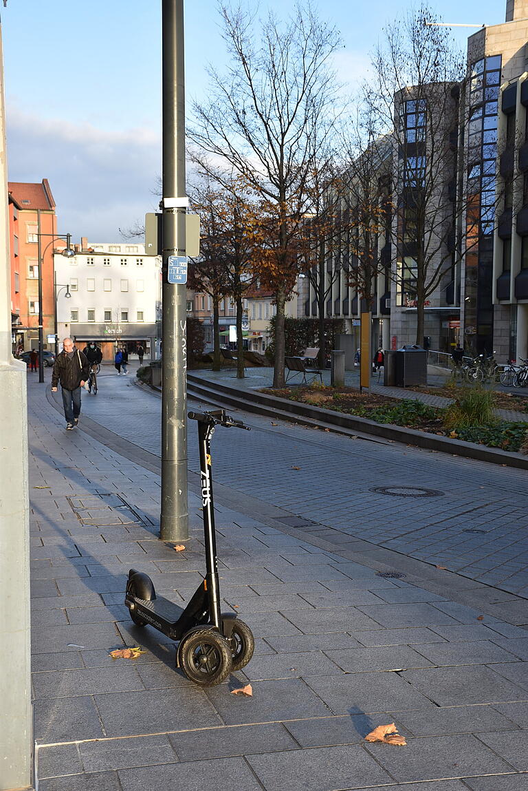 'Mitten im Weg': Auch dieser Elektroroller in der Schweinfurter Innenstadt wurde wohl nicht ganz ordnungsgemäß abgestellt. 'Mitten im Weg': Auch dieser Elektroroller in der Schweinfurter Innenstadt wurde wohl nicht ganz ordnungsgemäß abgestellt.