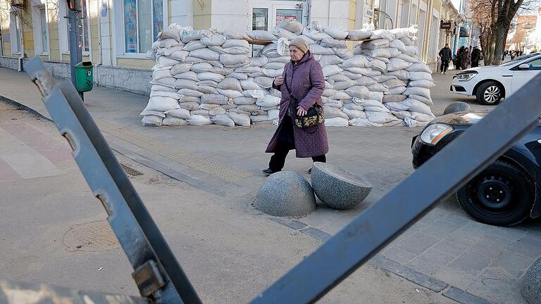Checkpoint, Sandsäcke und Panzersperren: Alltagsbilder in Schytomyr.