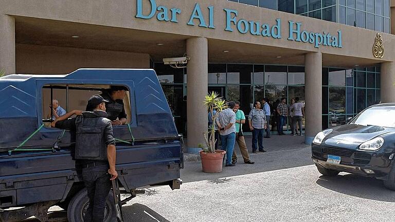 EGYPT-MEXICO-TOURISM-ATTACK       -  Anschlag in Ägypten: Im Dar Al Fouad Hospital werden die Verletzten behandelt.