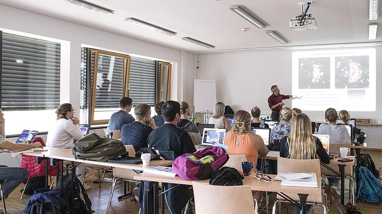 Doktoranden lauschen beim Vortrag in einem Seminarraum der Graduiertenschule am Campus Nord. Doktoranden lauschen beim Vortrag in einem Seminarraum der Graduiertenschule am Campus Nord.