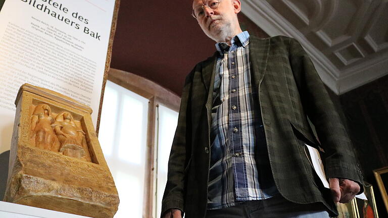 Museumshistoriker Leonhard Tomczyk stellte die Stele des Bildhauers Bak vor, eine Leihgabe aus Iphofen. Museumshistoriker Leonhard Tomczyk stellte die Stele des Bildhauers Bak vor, eine Leihgabe aus Iphofen.