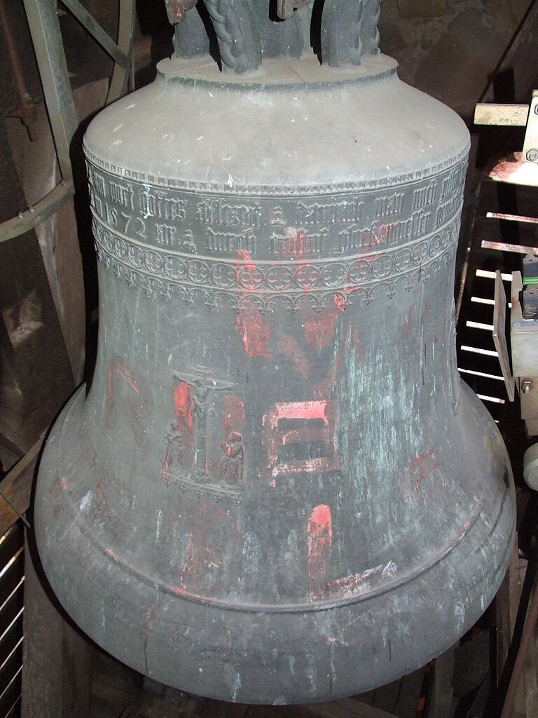 Die Glocke von 1572 hängt bis heute im Südturm der Stadtpfarrkirche Gerolzhofen. Trotz roter Schmierereien gut zu erkennen ist das Kreuzigungsrelief am Glockenmantel. Die Glocke von 1572 hängt bis heute im Südturm der Stadtpfarrkirche Gerolzhofen. Trotz roter Schmierereien gut zu erkennen ist das Kreuzigungsrelief am Glockenmantel.
