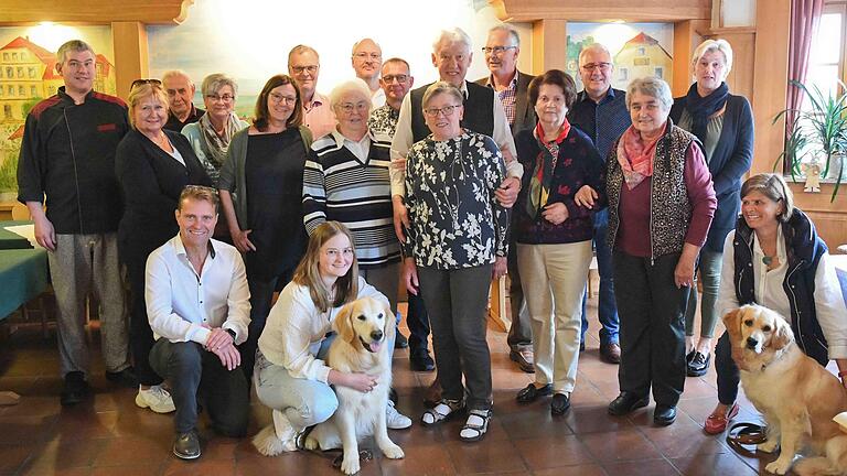 Seit 50 Jahren kommt ein Würzburger Stammtisch zum Spanferkelessen nach Frankenwinheim in das Gasthaus Sonne zur Familie Kraus. Von links: Juniorchef und Koch Andreas Kraus mit Organisatorin Renate Hock aus Würzburg (Achte von links), daneben Josef Kraus mit seiner Frau Christina.