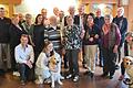 Seit 50 Jahren kommt ein Würzburger Stammtisch zum Spanferkelessen nach Frankenwinheim in das Gasthaus Sonne zur Familie Kraus. Von links: Juniorchef und Koch Andreas Kraus mit Organisatorin Renate Hock aus Würzburg (Achte von links), daneben Josef Kraus mit seiner Frau Christina.