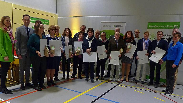 Barbara Göpfert, Michael Reck, Landrat Florian Töpper und Bezirksbäuerin Maria Hoßfeld bedankten sich für 15 Jahre Mitarbeit im Verband.