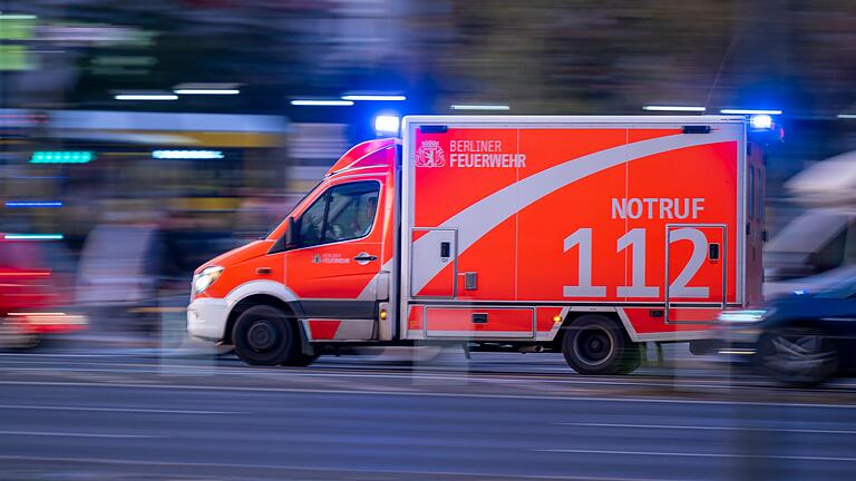 Ein Rettungswagen fährt auf diesem Symbolbild mit Blaulicht zum Einsatz. In der Rettungsleitstelle in Schweinfurt werden jedes Jahr knapp 100.000 Einsätze bearbeitet.