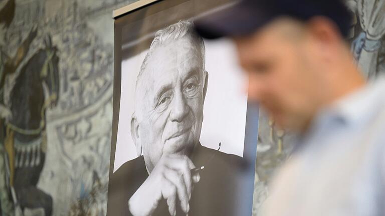 Für ihn ist in Würzburg ein Denkmal geplant: der Dichter Jehuda Amichai - hier im Bild das bekannte Porträt von Petra Winkelhardt.