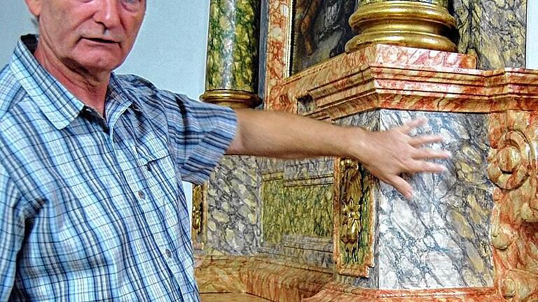 Die Seitenaltäre: Kirchenpfleger Hermann Fleischmann erklärt die bei der Aufarbeitung entdeckten und freigelegten Originalmuster.