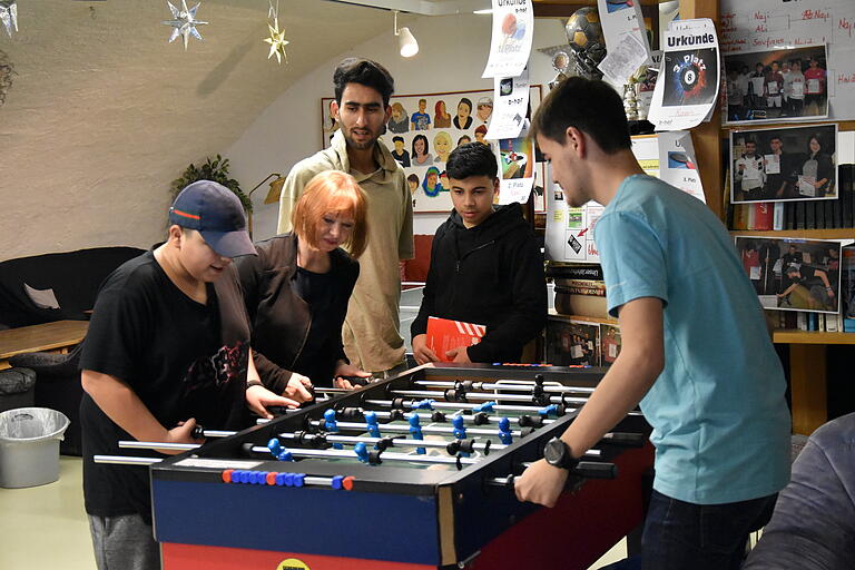 Linda Grauschopf spielt mit Jugendlichen im B-Hof Tischkicker. Linda Grauschopf spielt mit Jugendlichen im B-Hof Tischkicker.