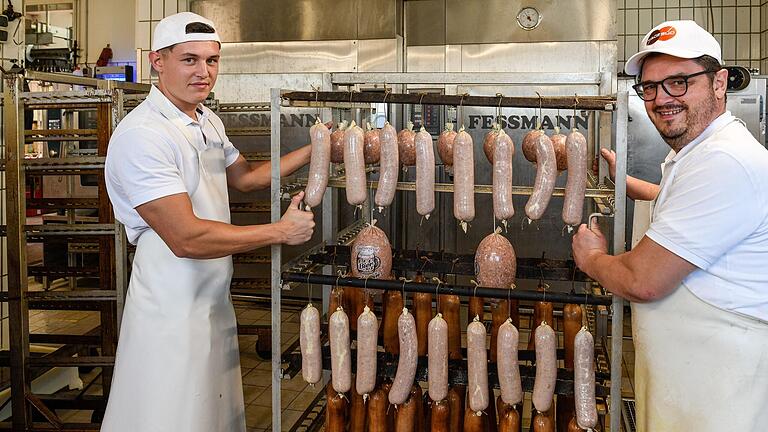 Lucas Müller (links) gefallen die vielfältigen Aufgaben in der Metzgerei seines Vaters Oliver Müller (rechts). Lucas Müller (links) gefallen die vielfältigen Aufgaben in der Metzgerei seines Vaters Oliver Müller (rechts). 