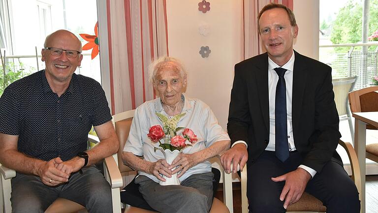 Zum 95. Geburtstag von Erna Daniel gratulierten stellvertretender Landrat Michael Ziegler (rechts) und Knetzgaus Bürgermeister Stefan Paulus.