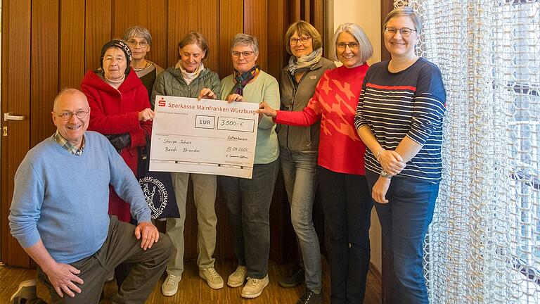 Auf dem Bild Eberhard Mathes, Monika Soder, Ditte Remmel, Jutta Schaut, Elke Schrapp, Angelika Ebert, Edith Spanier-Zellmer und Regine Reitzenberger.
