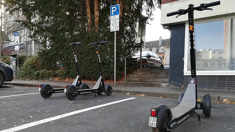 Zwar ordentlich aber zugleich verbotswidrig wurden hier drei E-Scooter auf Auto-Parkplätzen im Bereich der Heilig-Geist-Kirche abgestellt.