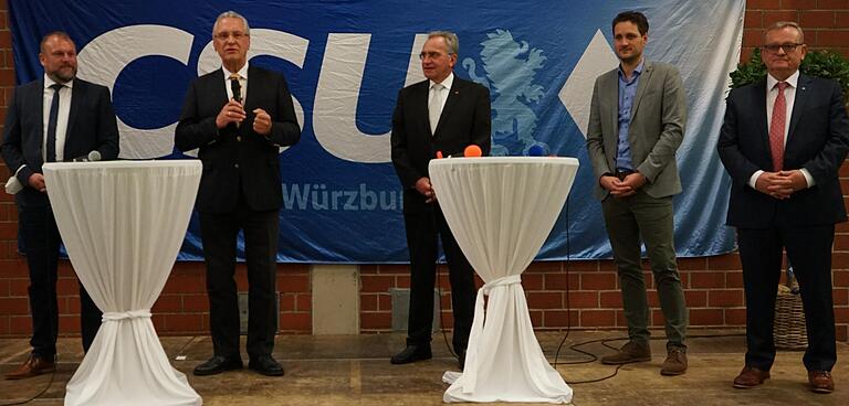 Innenminister Joachim Herrmann (2. von links) sowie Landrat Thomas Eberth, MdB Paul Lehrieder, Björn Jungbauer (Vorsitzender der Kreistagsfraktion) und MdL Manfred Ländner sprachen an der 75-Jahr-Feier der CSU Unterpleichfeld über Demokratie und die Parteiarbeit in der heutigen Zeit.