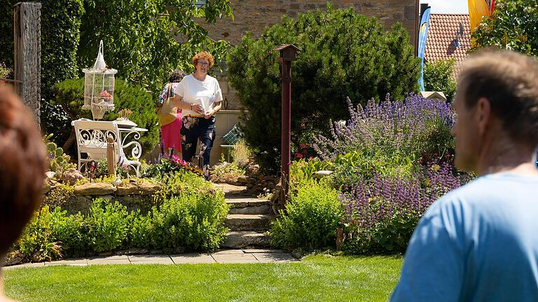 Nicht nur Gartenfreunde nutzten am 26. Juni die Chance, in beiden Lülsfelder Ortsteilen Privatgärten zu inspizieren.