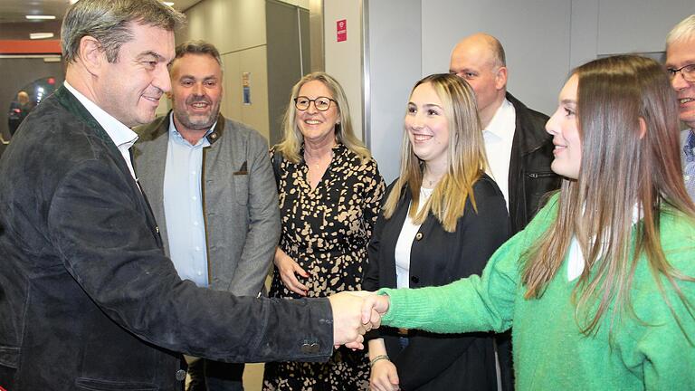 Recht volksnah gab sich Ministerpräsident Markus Söder beim Politischen Aschermittwoch des CSU-Kreisverbandes in Wiesentheid. Hier schüttelt er die Hände von Hannah und Katharina Müller.