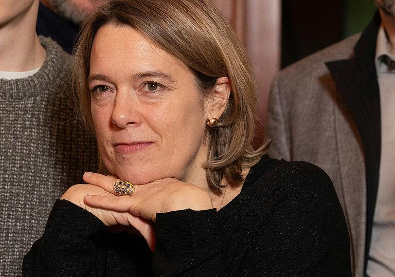 Gebannter Blick auf die Prognose um 18 Uhr. Jessica Hecht, Direktkandidatin der Grünen, verfolgt die Wahlergebnisse im Theater Chambinzky. Gebannter Blick auf die Prognose um 18 Uhr. Jessica Hecht, Direktkandidatin der Grünen, verfolgt die Wahlergebnisse im Theater Chambinzky. 