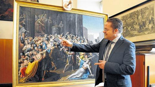Im goldenen Rahmen: Kunsthistoriker Damian Dombrowski und die Neuerwerbung für die Gemäldegalerie &bdquo;Der Raub der Sabinerinnen&ldquo; von Johann Christoph Fesel. Das Werk des letzten Würzburger Hofmalers schließt eine Lücke im Martin-von-Wagner-Museum.GUNNAR BARTSCH