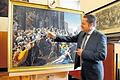 Im goldenen Rahmen: Kunsthistoriker Damian Dombrowski und die Neuerwerbung für die Gemäldegalerie &bdquo;Der Raub der Sabinerinnen&ldquo; von Johann Christoph Fesel. Das Werk des letzten Würzburger Hofmalers schließt eine Lücke im Martin-von-Wagner-Museum.GUNNAR BARTSCH