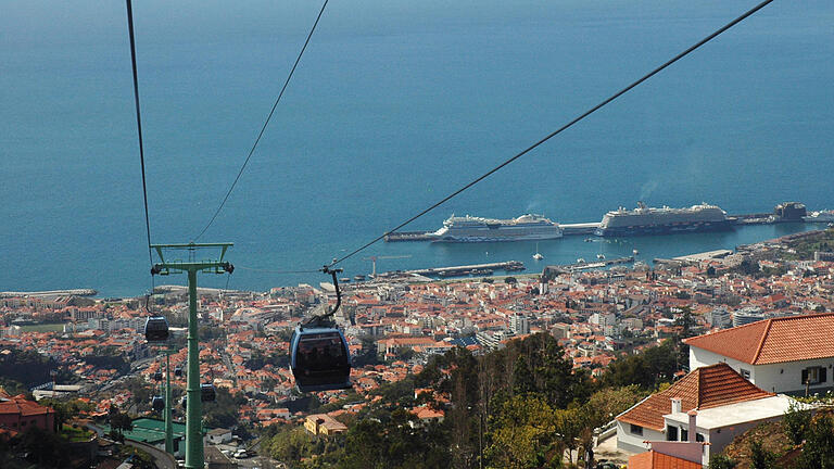 Madeira       -  ARCHIV - Blick über die Stadt Funchal auf der Insel Madeira, Portugal. Europaparlamentarier haben von der EU-Kommission Aufklärung über Niedrigsteuersätze auf der portugiesischen Insel Madeira verlangt. Die EU-Kommission erlaubt Portugal seit Jahren, der entlegenen und strukturschwachen Insel Madeira mit sehr niedrigen Steuersätzen unter die Arme zu greifen, um die Wirtschaft anzukurbeln. (Zu dpa «EU-Parlamentarier fordern Aufklärung zu Madeira-Steuerregeln» vom 14.02.2017) Foto: Michael Zehender/dpa-tmn/dpa +++(c) dpa - Bildfunk+++ | Verwendung weltweit