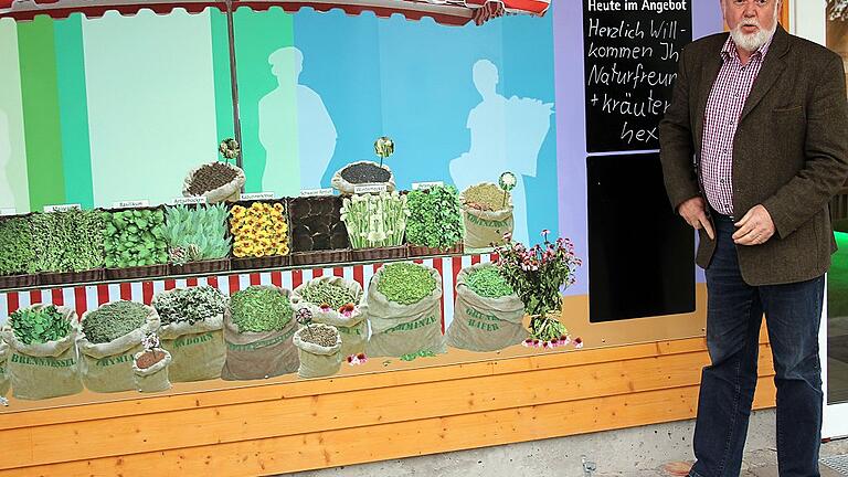 Eine der letzten Aktionen als Bürgermeister war die Aktion Kräuter Kraut und Rüben, die Hans Fischer gemeinsam mit den Nachbargemeinden Sennfeld und Gochsheim ins Leben rief. In Schwebheim entstand der Kräuterpavillon (im Bild), der Einblick in den Heilkräuteranbau gibt.