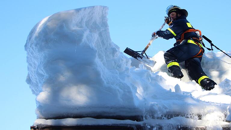 Kampf gegen die Schneemassen: Die Helfer des THW Mellrichstadt beim kräftezehrenden Einsatz in Südbayern.