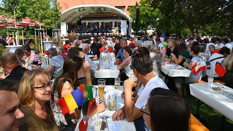 Auf der großen Festwiese im Preh-Werksgelände war Genießen angesagt. Gerne lauschte man dabei den festlichen Klängen des Preh-Werksorchesters. Auf der großen Festwiese im Preh-Werksgelände war Genießen angesagt. Gerne lauschte man dabei den festlichen Klängen des Preh-Werksorchesters.