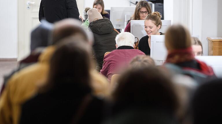 Erster Tag der Einschreibungsfrist - und schon Schlangen im Würzburger Rathaus. Bis 13. Februar kann man sich für das Volksbegehren Artenschutz eintragen. Erster Tag der Einschreibungsfrist - und schon Schlangen im Würzburger Rathaus. Bis 13. Februar kann man sich für das Volksbegehren Artenschutz eintragen.