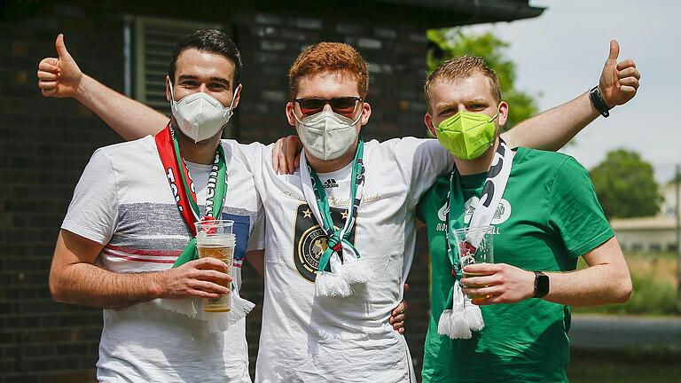 Ob mit oder ohne Maske - es sind wieder Zuschauer zugelassen auf den bayerischen Fußball-Plätzen. Wie viele und unter welchen Bedingungen, wird über die Saison von der Corona-Entwicklung abhängen. Aktuell sind es bis zu 1500 Fans. Ob mit oder ohne Maske - es sind wieder Zuschauer zugelassen auf den bayerischen Fußball-Plätzen. Wie viele und unter welchen Bedingungen, wird über die Saison von der Corona-Entwicklung abhängen. Aktuell sind es bis zu 1500 Fans.
