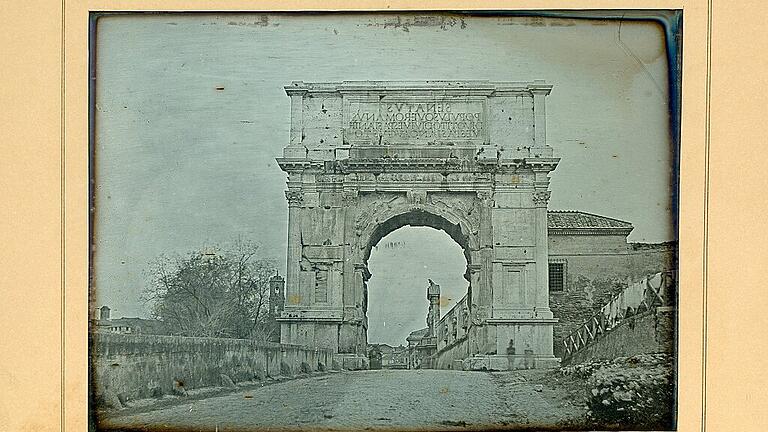 Ein sogenanntes Blow-up &ndash; eine überdimensionale Vergrößerung &ndash; verdeutlicht, wie gestochen scharf das Bildmedium Daguerreotypie schon damals war. Im Bild der Titusbogen in Rom, 1840/41. Fotos: Private Sammlung/ Collection H. G.