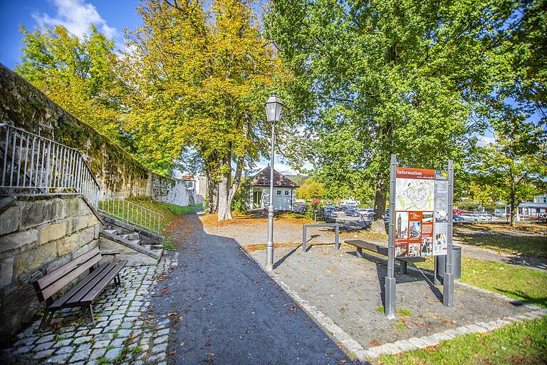 In der Walk-Strasser-Anlage, zwischen Bahnhof und Stadtkern, gibt es eine Touristen-Informationstafel. In der Walk-Strasser-Anlage, zwischen Bahnhof und Stadtkern, gibt es eine Touristen-Informationstafel.