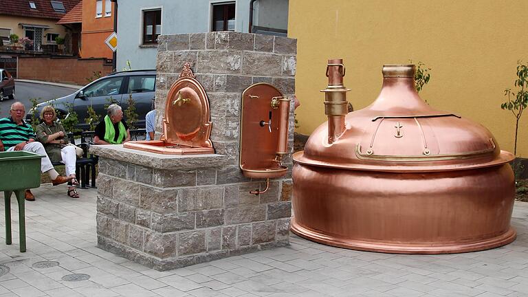 Der neue Dorfplatz in Krautheim mit seinem Brunnen, aus dem Wasser und Bier sprudeln, ist fertig. Der neue Dorfplatz in Krautheim mit seinem Brunnen, aus dem Wasser und Bier sprudeln, ist fertig.