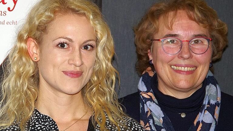 Sabrina Keßler (links) ist die neue Quellenkönigin 2024; rechts im Bild: Anna Krug, Vorsitzende des Vereins Freunde und Förderer des Rakoczy-Festes Bad Kissingen.