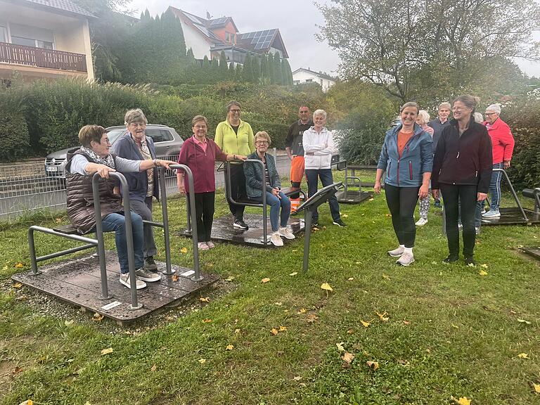 Die Frauengruppe freute sich über den neuen Outdoor-Campus am Spielplatz 'Utz'; von rechts ILE-Managerin Ulla Schmidt und Bürgermeisterin Ruth Frank.