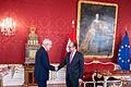 Regierungsbildung in Österreich       -  Österreich hat mit Außenminister Alexander Schallenberg (r.) bis zur Vereidigung eines neuen Kabinetts einen geschäftsführenden Kanzler.