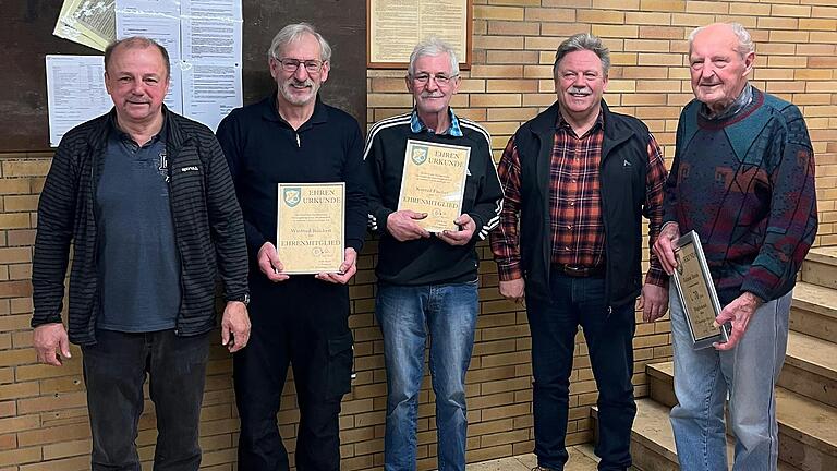 Auf dem Foto von links: Rainer Kürschner (2. Vorsitzender), Winfried Reichert, Konrad Fischer (beide neue Ehrenmitglieder), Uwe Koch (1. Vorsitzender), Helmut Breun (70 Jahre Vereinstreue).