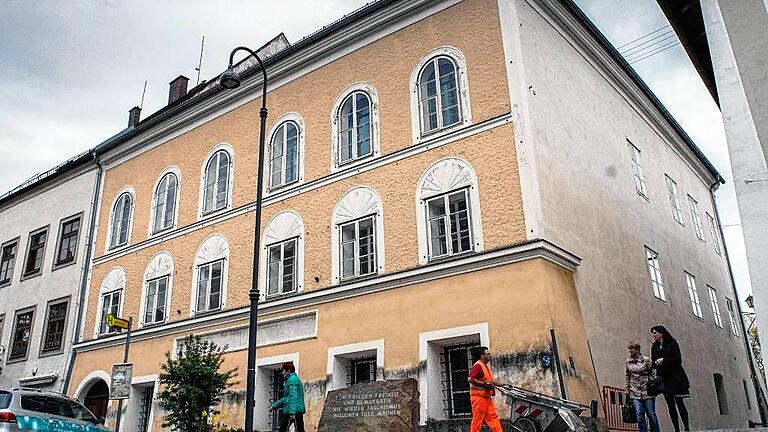 -       -  Das Geburtshaus Hitlers in Braunau. Österreichs Innenminister Wolfgang Sobotka hat sich mehrfach für einen Abriss des Gebäudes ausgesprochen.